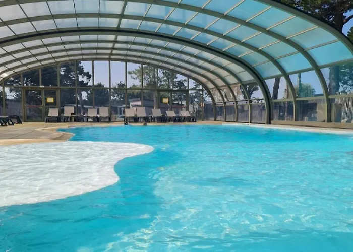 Cottage pour 6 personnes avec piscine couverte et chauffée à 300 m de la mer avec Wi-Fi et climatisé , 3 chambres